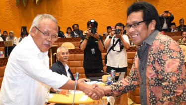 Menteri PUPR Basuki Hadimuljono (Kiri)