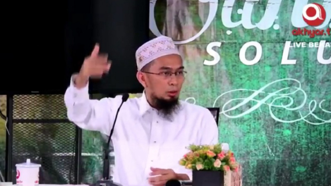 Ustaz Adi Hidayat saat memberikan klarifikasi di Channel Akhyar TV
