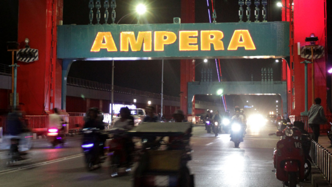 Warna-warni Jembatan Ampera