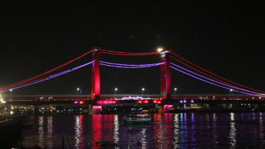 Warna-warni Jembatan Ampera