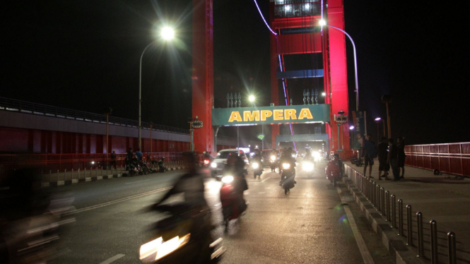 Warna-warni Jembatan Ampera