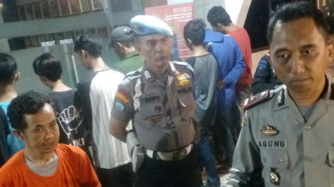 Pelaku (kiri) mutilasi Angkot di Depok.
