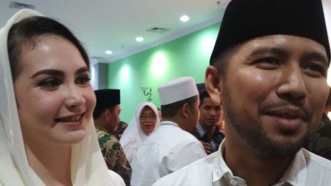 Emil Dardak dan Arumi Bachsin