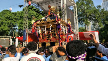 Mikoshi yaitu arak-arakan kuil portable 