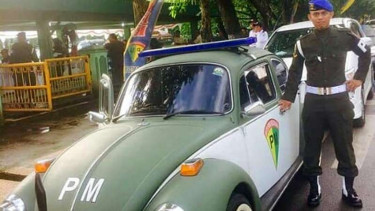 Mobil Volkswagen klasik dengan atribut Polisi Militer