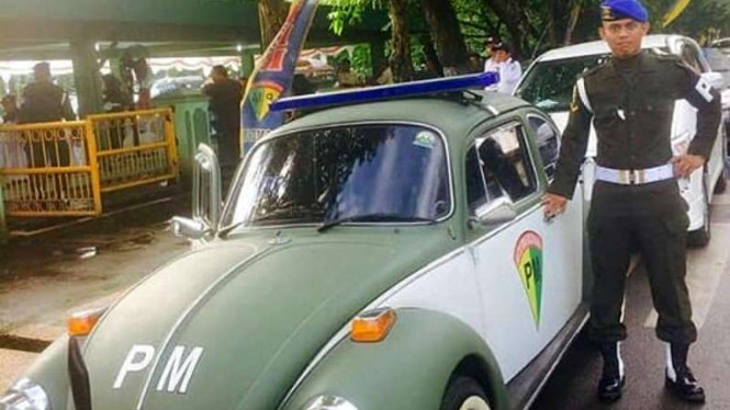 Mobil Volkswagen klasik dengan atribut Polisi Militer