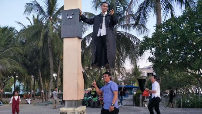 Atraksi pria melayang di Ancol