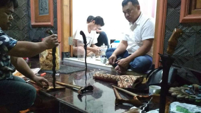 Prosesi cuci keris di malam satu suro.