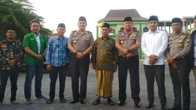Kapolda Jatim, Irjen Luki Hermawan  saat bersilaturrahim dengan kiai