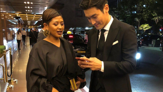 Dira Sugandi dan Siwon.