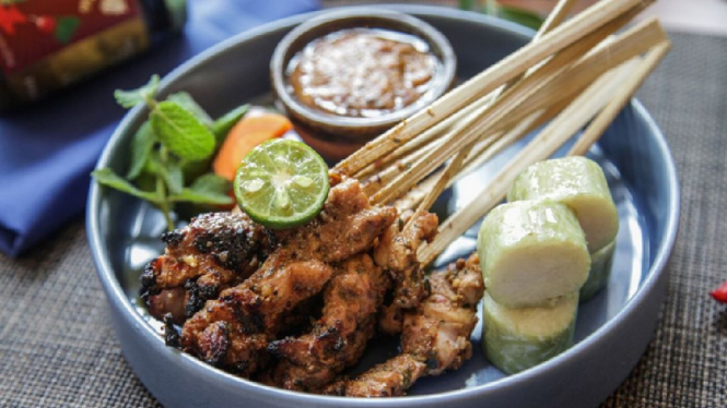 Sate ayam.