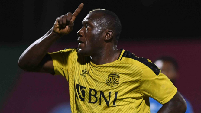Pesepakbola Bhayangkara FC Herman Dzumafo melakukan selebrasi usai mencetak gol