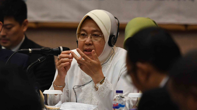 Wali Kota Surabaya Tri Rismaharini (kanan)
