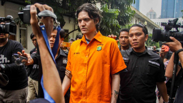Tersangka kasus narkoba Ozzy Albar dihadirkan saat rilis kasus narkoba di Polda Metro Jaya