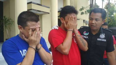 AKBP Roni Faisal Saiful Faton (kanan), mantan Kepala Satuan Reserse Narkoba Polrestabes Surabaya yang dimutasi menjadi Kepala Polres Kediri.