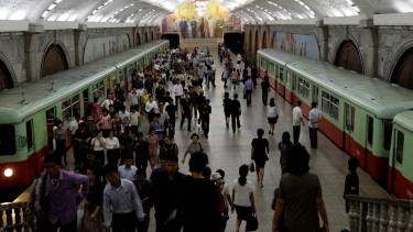 Melihat Stasiun Kereta Bawah Tanah di Pyongyang, Korea Utara