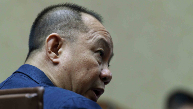 Terdakwa kasus korupsi pemberian Surat Keterangan Lunas (SKL) Bantuan Likuiditas Bank Indonesia (BLBI) Syafruddin Arsyad Temenggung membaca nota pembelaan atau pledoi ketika menjalani sidang lanjutan di Pengadilan Tipikor, Jakarta Pusat