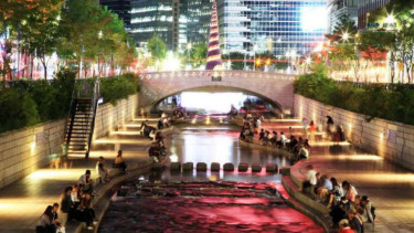 Sungai Cheonggyecheon di Seoul, Korea Selatan, pada malam hari bertabur cahaya.
