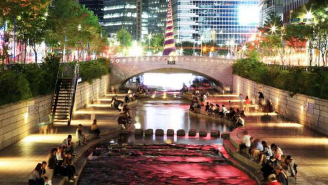 Sungai Cheonggyecheon di Seoul, Korea Selatan, pada malam hari bertabur cahaya.