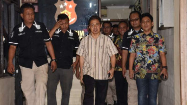 Mantan Wali Kota Depok Nur Mahmudi Ismail (tengah) di Polresta Depok