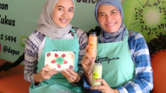Ibu Siti dan putrinya yang sukses bisnis salad dari OK OCE