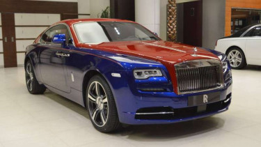 Rolls-Royce Wraith dengan warna khusus.