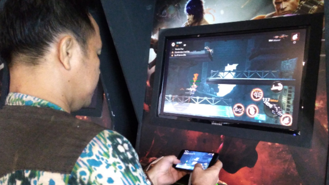 Ilustrasi memainkan game di mobile dan PC