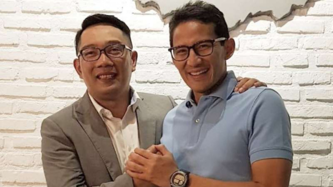 Ridwan Kamil dan Sandiaga Uno berjabat erat