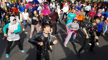 Goyang dayung ala Jokowi di CFD Pandaan, Jawa Timur
