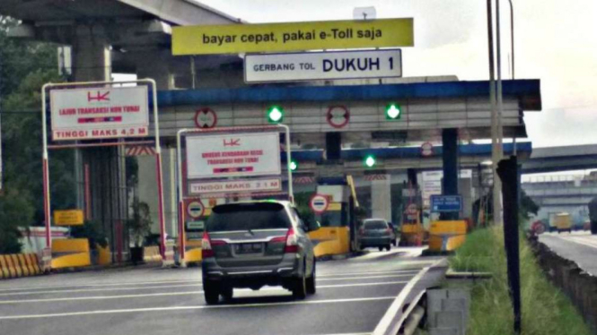 Gerbang Tol Dukuh I, di ruas Jalan Tol Outer Ring Road (JORR).