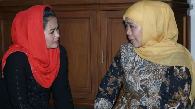 Politikus PDIP Puti Guntur Soekarno menemui Gubernur Jawa Timur terpilih, Khofifah Indar Parawansa, Minggu malam, 17 September 2108.