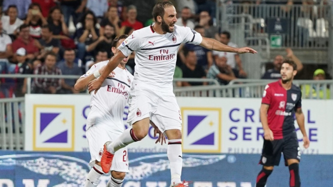 Striker AC Milan, Gonzalo Higuain saat melawan Cagliari