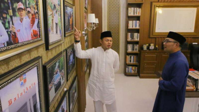 Gubernur Jawa Barat Ridwan Kamil (kanan) bersama Wali Kota Bogor Bima Arya.
