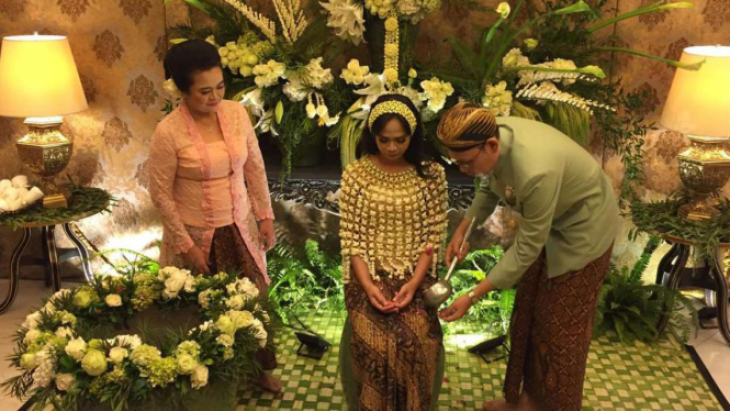 Prosesi siraman, tahapan pranikah adat Sunda.