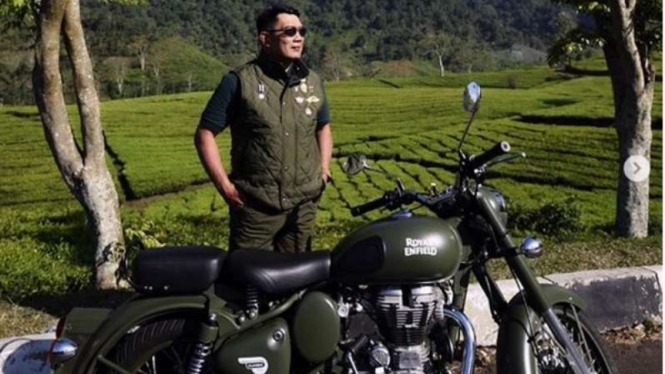 Gaya Ridwan Kamil mejeng dengan motor jadul