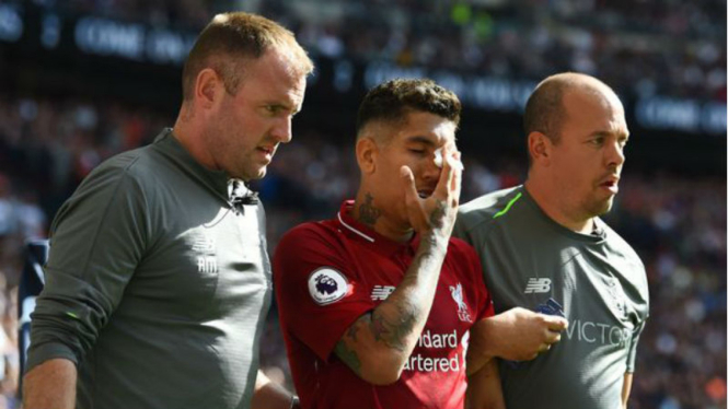 Striker Liverpool, Roberto Firmino, saat keluar lapangan.