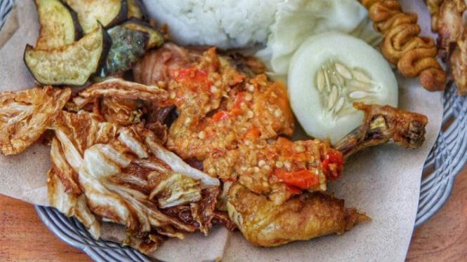 Ayam Gepuk Pak Gembus.