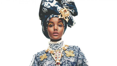 Model internasional Halima Aden mengenakan koleksi Dian Pelangi.