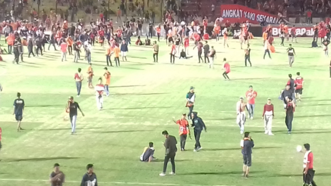 Ricuh suporter di laga Persija vs PSIS Semarang
