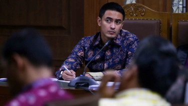 Terdakwa kasus suap dan gratifikasi terkait proyek-proyek di Dinas Pekerjaan Umum dan Perumahan Rakyat (PUPR) Provinsi Jambi Zumi Zola mengikuti sidang lanjutan di Pengadilan Tindak Pidana Korupsi Jakarta