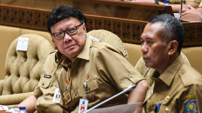 Menteri Dalam Negeri (Mendagri), Tjahjo Kumolo (kiri)