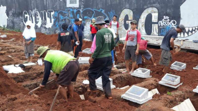 Pembongkaran makam di jalur proyek Tol Desari.