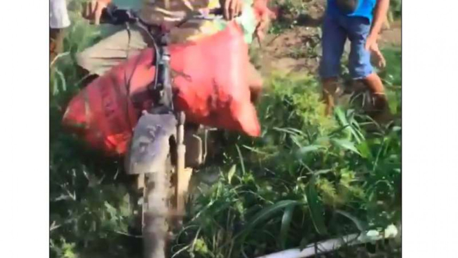 Sepeda motor menyeberangi parit