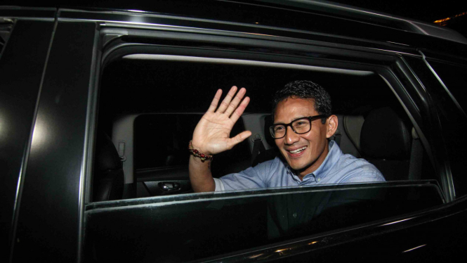 Calon Wakil Presiden Sandiaga Uno melambaikan tangan usai mengikuti pertemuan koalisi pengusung Prabowo-Sandi di kawasan Jalan Kertanegara, Jakarta