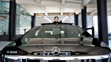 Nikita Mirzani dan mobil barunya