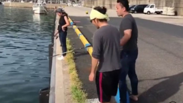 Memancing ikan.