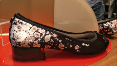 flat shoes dengan sedikit heels