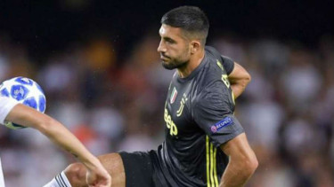 Emre Can saat membela Juventus
