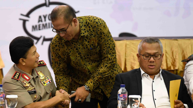 Ketua Komisi Pemilihan Umum Arief Budiman (kanan) bersama Wakapolri Komjen Pol Ari Dono Sukmanto (kiri) dan Komisioner KPU Hasyim Asyari (tengah) berbincang disela-sela konferensi pers penetapan dan pengamanan calon presiden- wakil presiden 2019 di Jakart
