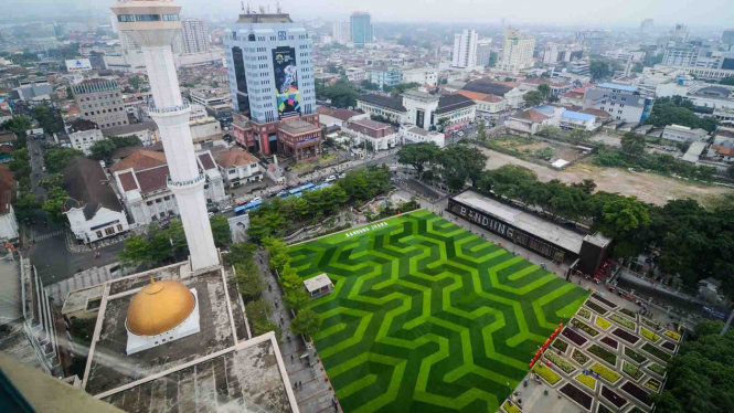Suasana Taman Alun-alun Bandung, Jawa Barat